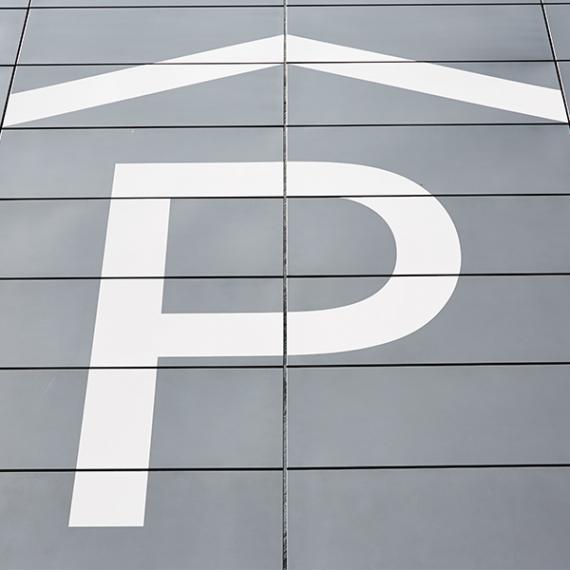 Parksymbol auf Fassade