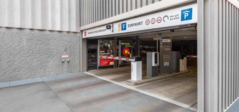 Einfahrt Parkhaus Reglermauer Erfurt