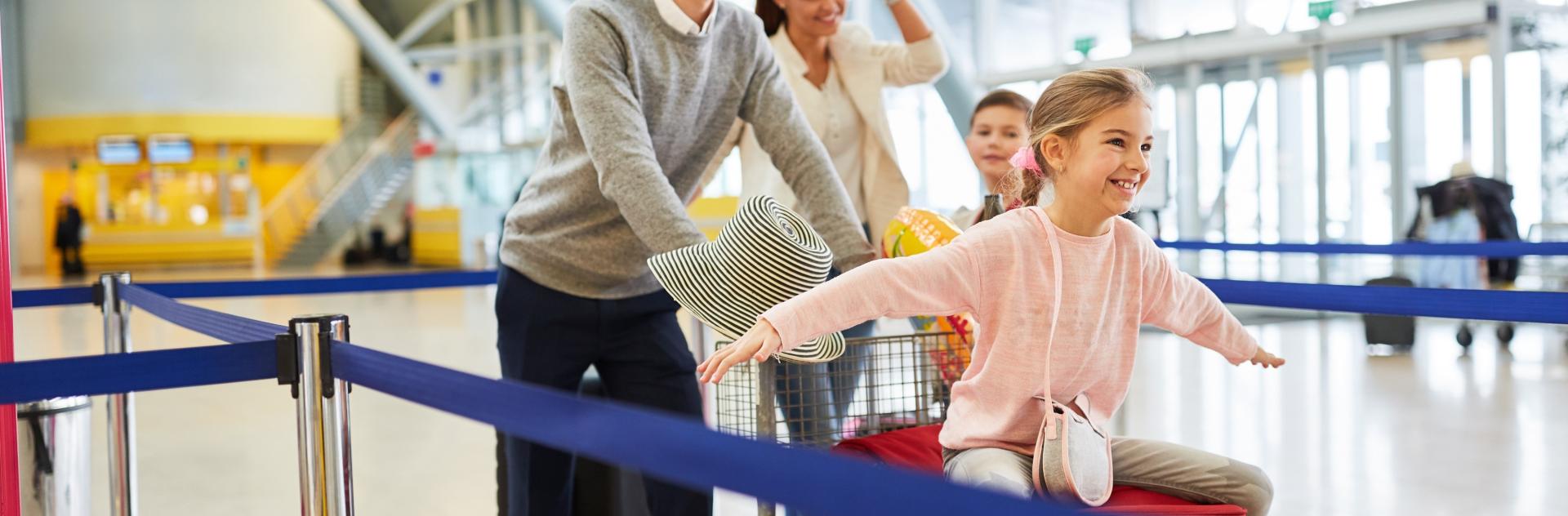 Familie am Flughafen